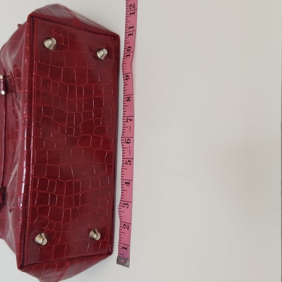 Vintage 90's Women's Burgandy Faux Alligator Leather Handbag - Picture 3 of 12